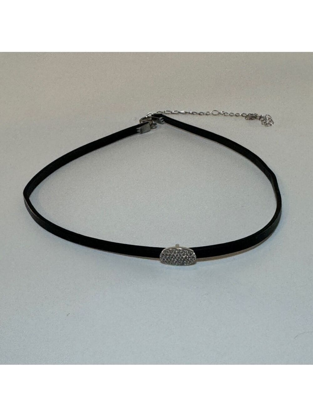 Thin leather chocker